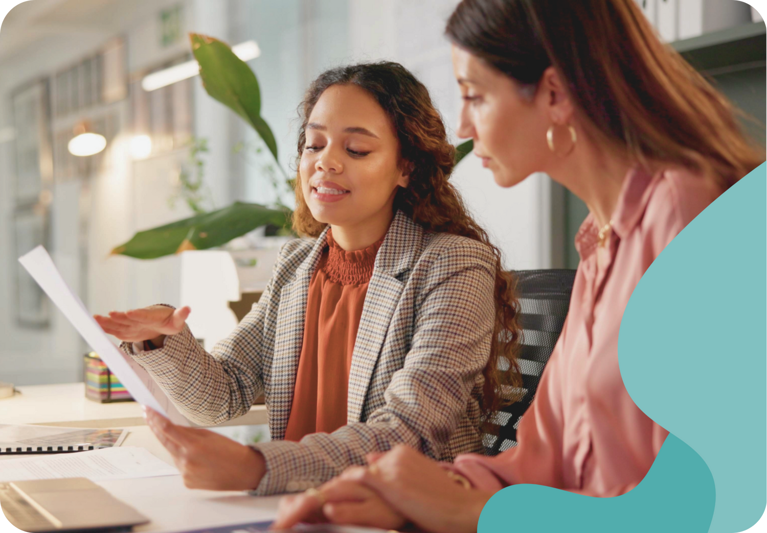 Foto van een jongvolwassene met een vastberaden blik, ondersteund door de tekst "Ik zoek een job," die de zoektocht naar een eerste carrièrestap symboliseert.