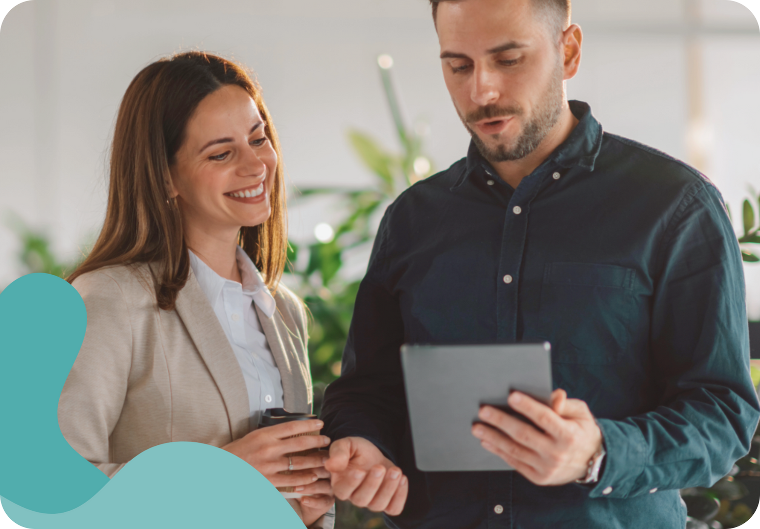 Foto van een zakelijke professional met de tekst "Ik zoek talent," die bedrijven aanspreekt om hun ideale kandidaat via Firstjobs te vinden.